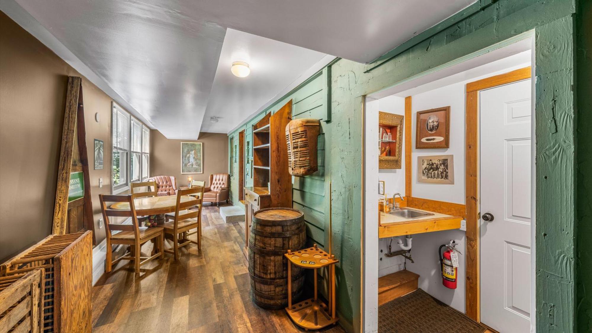 Whiskey Ridge Lodge: 1940s Gem with City Views and Custom Game Room Gatlinburg Exterior photo