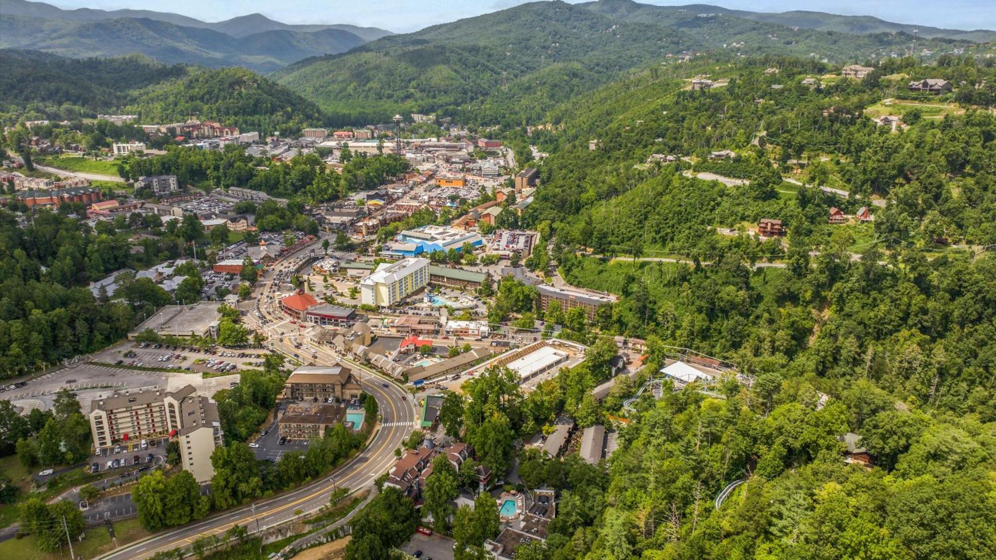Whiskey Ridge Lodge: 1940s Gem with City Views and Custom Game Room Gatlinburg Exterior photo